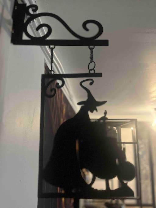 La Chambre Des Secrets Perougien Pérouges Exteriör bild